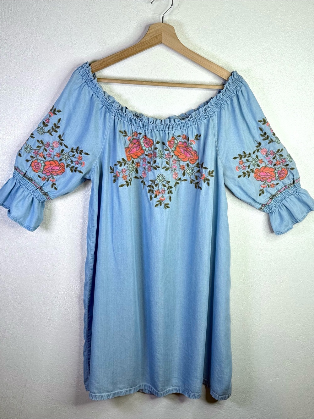a.n.a Blue Chambray Off-Shoulder Embroidered Floral Boho Shift Dress Size Large